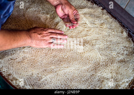 Rustam Hasanov, baklava un maître, prépare la pâte à sa cuisine et shop en même temps à Quba, Azerbaïdjan. Banque D'Images