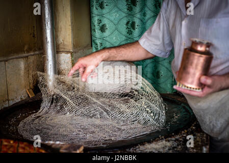 Rustam Hasanov, baklava un maître, prépare la pâte à sa cuisine et shop en même temps à Quba, Azerbaïdjan. Banque D'Images