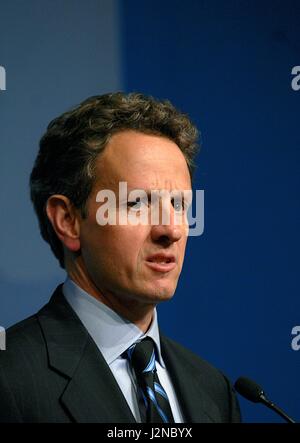 Le Secrétaire au Trésor américain, Timothy Geithner, lors d'une conférence de presse à l'issue de la réunion du G-20 des ministres des Finances tenue au Fonds Monétaire International le 23 avril 2010 à Washington, DC. Banque D'Images