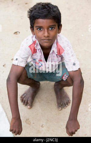 Image d'illustration. Pondicherry, Tamil Nadu, Inde - Marsh 07, 2014. Enfant pauvre sourire avec sentiment, dans la rue Banque D'Images