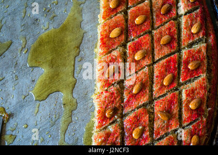 Rustam Hasanov, baklava un maître, prépare la pâte à sa cuisine et shop en même temps à Quba, Azerbaïdjan. Banque D'Images