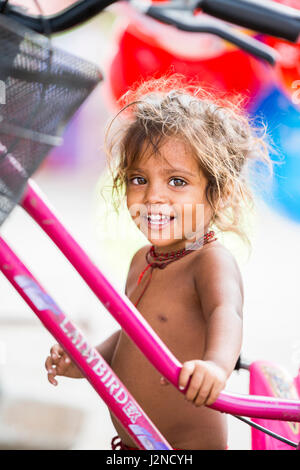 Image d'illustration. Pondicherry, Tamil Nadu, Inde - Marsh 07, 2014. Enfant pauvre sourire avec sentiment, dans la rue Banque D'Images