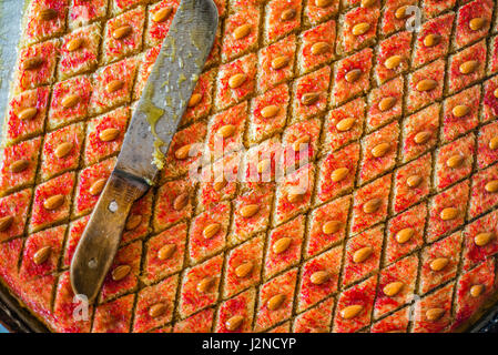 Rustam Hasanov, baklava un maître, prépare la pâte à sa cuisine et shop en même temps à Quba, Azerbaïdjan. Banque D'Images