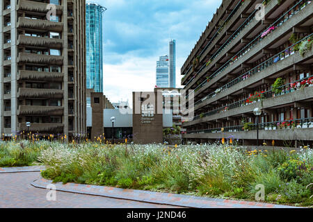 Fleurs au Barbican Centre à Londres Banque D'Images