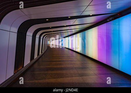 Le tunnel piétonnier avec un mur lumineux aux gares de King's Cross St Pancras à Londres Banque D'Images