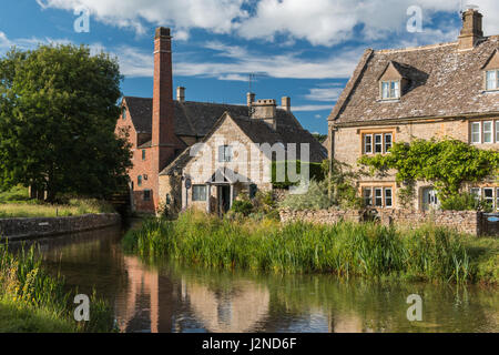 Maisons en pierre sur la rivière Eye à Lower Slaughter dans les Cotswolds Banque D'Images