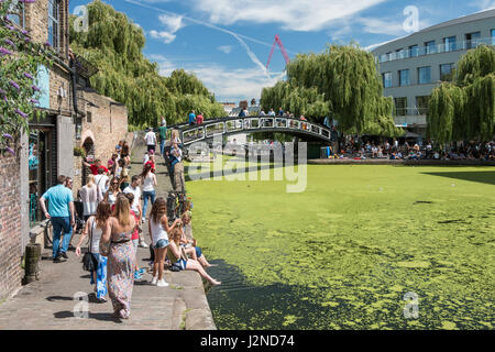 Un pont couvert de lentilles d'un Regent's Canal à Camden, Londres à l'été Banque D'Images