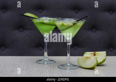 Deux verres de martini apple Banque D'Images