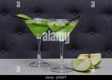 Deux verres de martini apple Banque D'Images