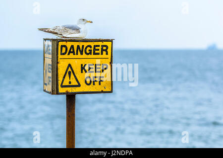 Garder hors de danger signe à roches sur une plage. Banque D'Images