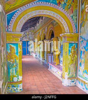 HIKKADUWA, SRI LANKA - le 4 décembre 2016 : les murs peints de la maison de l'image Kumarakanda Rajamaha Temple bouddhiste Vihara, illustrant les scènes de la vie Banque D'Images