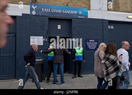 Les spectateurs, fans, et de sécurité à l'extérieur de stewards Tottenham Hotspurs ancien motif à White Hart Lane le dernier match avant de déménager à nouveau stade.Londres,Angleterre,UK Banque D'Images