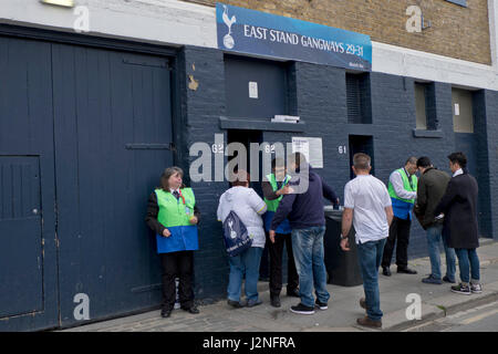 Les spectateurs, fans, et de sécurité à l'extérieur de stewards Tottenham Hotspurs ancien motif à White Hart Lane le dernier match avant de déménager à nouveau stade.Londres,Angleterre,UK Banque D'Images