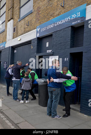 Les spectateurs, fans, et de sécurité à l'extérieur de stewards Tottenham Hotspurs ancien motif à White Hart Lane le dernier match avant de déménager à nouveau stade.Londres,Angleterre,UK Banque D'Images