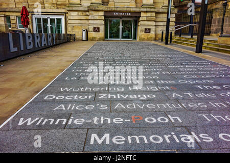 Entrée de la bibliothèque centrale de Liverpool, Liverpool, Merseyside, Angleterre. Banque D'Images
