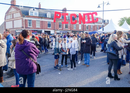 Penarth, UK. 29 avril 2017, les personnes bénéficiant de l'aire de pique-nique Food Festival à Penarth un nouvel événement annuel. Credit : TinasDreamworld/Alamy Live News Banque D'Images