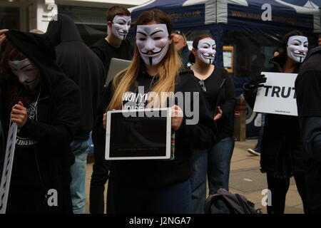 Cambridge, UK. 29 avril, 2017. Pour les sans-voix anonyme, de sensibilisation et de démonstration. Pour apporter de l'information au public pour montrer la cruauté inhérente à la viande, des produits laitiers et de la production d'oeufs. Credit : Penelope Barritt/Alamy Live News Banque D'Images