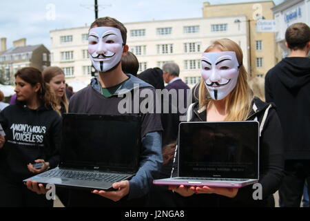 Cambridge, UK. 29 avril, 2017. Pour les sans-voix anonyme, de sensibilisation et de démonstration. Pour apporter de l'information au public pour montrer la cruauté inhérente à la viande, des produits laitiers et de la production d'oeufs. Credit : Penelope Barritt/Alamy Live News Banque D'Images