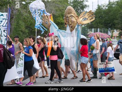 Charleston, Caroline du Sud, USA. Apr 29, 2017. Les manifestants tenir signes tels qu'ils mars à la parade climatique en solidarité avec des marches similaires autour de la nation le 29 avril 2017 à Charleston, Caroline du Sud. La marche coïncide avec le 100e jour de son mandat de président, Donald Trump et exige des mesures pour protéger l'environnement et stopper les changements climatiques. Credit : Planetpix/Alamy Live News Banque D'Images