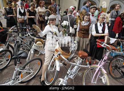 Kiev, Ukraine. Apr 29, 2017. Les participants avec leurs vélos à ''Croisière rétro'' ou ''Tweed run'', un défilé rétro sur les bicyclettes, à Kiev, Ukraine, le 29 avril 2017. Crédit : Serg Glovny/ZUMA/Alamy Fil Live News Banque D'Images