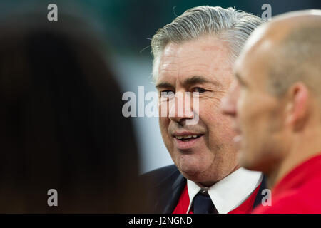 Wolfsburg, Allemagne. Apr 29, 2017. L'entraîneur Carlo Ancelotti Munich après la Bundesliga match entre VfL Wolfsburg et le Bayern de Munich dans l'Arène de Volkswagen à Wolfsburg, Allemagne, 29 avril 2017. (CONDITIONS D'EMBARGO - ATTENTION : En raison de la lignes directrices d'accréditation, le LDF n'autorise la publication et l'utilisation de jusqu'à 15 photos par correspondance sur internet et dans les médias en ligne pendant le match.) Photo : Swen Pförtner/dpa/Alamy Live News Banque D'Images