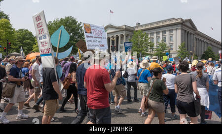 Washington, DC, USA. 29 avril, 2017. L'adoption de la Direction du Trésor, foule massive manifestant contre la protection de l'environnement de l'atout de Donald les annulations ont descendu Pennsylvania Avenue à la Maison Blanche après la manifestation à proximité du Capitole. Credit : Bob Korn/Alamy Live News Banque D'Images