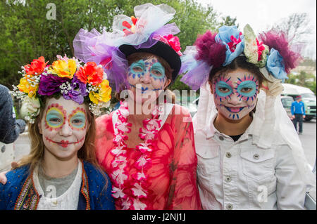 Ballydehob, West Cork, Irlande. 29 avril, 2017. Sur la photo avant de prendre part à l'Enterrement de jazz dans le cadre du Festival de Jazz de Ballydehob annuel ont été : Natalie Robb, Ballydehob Ballydehob, Cearma ; Levis et Jasmine Adams, Skibbereen. Le festival se déroule jusqu'à ce jour férié le lundi 1er mai. ©Andy Gibson/Alamy Live News. Banque D'Images