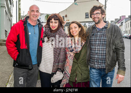 Ballydehob, West Cork, Irlande. 29 avril, 2017. Photo de l'Assemblée Ballydehob Jazz Festival sont : Sean O'Connell, Schull ; Nina Sharif, Schull, Daniella Ghiotto, Italie et Cees Kramer, Schull. Le festival se déroule jusqu'à ce jour férié le lundi 1er mai. ©Andy Gibson/Alamy Live News. Banque D'Images