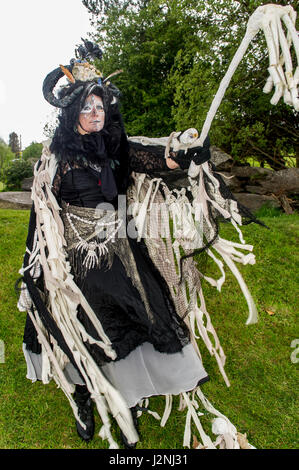 Ballydehob, West Cork, Irlande. 29 avril, 2017. Sur la photo avant de prendre part à l'Enterrement de jazz dans le cadre du rapport annuel de Ballydehob Jazz Festival a été Susy Freelove de Ballydehob. Le festival se déroule jusqu'à ce jour férié le lundi 1er mai. ©Andy Gibson/Alamy Live News. Banque D'Images