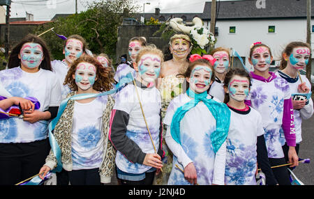 Ballydehob, West Cork, Irlande. 29 avril, 2017. Sur la photo avant de prendre part à l'Enterrement de jazz dans le cadre du Festival de Jazz de Ballydehob annuel ont été Clair Lalor de Ballydehob avec ses danseurs de ruban. Le festival se déroule jusqu'à ce jour férié le lundi 1er mai. ©Andy Gibson/Alamy Live News. Banque D'Images