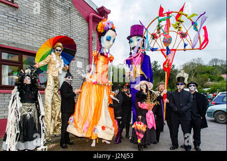 Ballydehob, West Cork, Irlande. 29 avril, 2017. Certains des principaux acteurs de la Jazz Funeral sont illustrés Ballydehob avant de prendre part à l'enterrement dans le cadre du rapport annuel de Ballydehob Jazz Festival. Le festival se déroule jusqu'à ce jour férié le lundi 1er mai. ©Andy Gibson/Alamy Live News. Banque D'Images