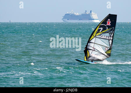 Beachlands, Hayling Island. 29 avril 2017. Météo ensoleillée et venteuse le long de la côte sud d'aujourd'hui. Les véliplanchistes course au large front de Hayling Island dans le Hampshire. Banque D'Images