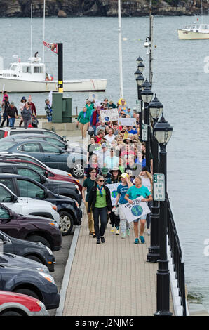 Bar Harbor, États-Unis. 29 avril, 2017. Des manifestants dans le climat Downeast, une sœur mars mars à la Mars Climat à Washington, D.C., joindre les mains pour un cercle de silence sur la Bar Harbor Town Pier. Banque D'Images