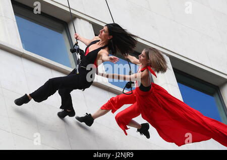 Bruxelles, Belgique. Apr 29, 2017. Artistes jouent le Tango à l'air sur la façade d'un immeuble au cours de l'Bruxelles Tango Festival 2017 à Bruxelles, Belgique, 29 avril 2017. Credit : Gong Bing/Xinhua/Alamy Live News Banque D'Images