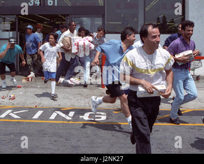 29 avril/4 mai 1992. Los Angeles CA. À partir de la couverture les émeutes de Los Angeles après l'acquittement des policiers non coupable en justice à coups de Rodney King. Au total, 55 personnes ont été tuées pendant les émeutes, plus de 2 000 personnes ont été blessées, et plus de 11 000 ont été arrêtés et 1 milliard de dollars en dommages matériels. Photos de Gene Blevins/LA DailyNews/ZumaPress. Credit : Gene Blevins/ZUMA/Alamy Fil Live News Banque D'Images