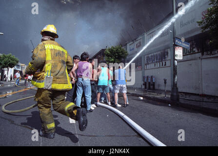 29 avril/4 mai 1992. Los Angeles CA. À partir de la couverture les émeutes de Los Angeles après l'acquittement des policiers non coupable en justice à coups de Rodney King. Au total, 55 personnes ont été tuées pendant les émeutes, plus de 2 000 personnes ont été blessées, et plus de 11 000 ont été arrêtés et 1 milliard de dollars en dommages matériels. Photos de Gene Blevins/LA DailyNews/ZumaPress. Credit : Gene Blevins/ZUMA/Alamy Fil Live News Banque D'Images