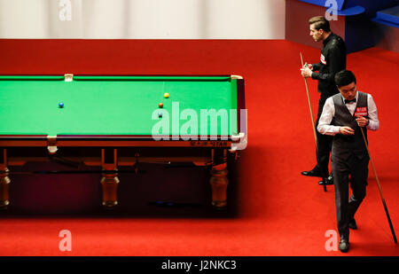 Sheffield. Apr 29, 2017. Ding Junhui(R) de Chine et Mark Selby, d'Angleterre, en concurrence au cours de la quatrième session de la demi-finale match à la World Snooker Championship 2017 au théâtre Crucible à Sheffield, en Grande-Bretagne le 29 avril 2017. Mark Selby a remporté 17-15 et sera avancé à la finale. Credit : Han Yan/Xinhua/Alamy Live News Banque D'Images