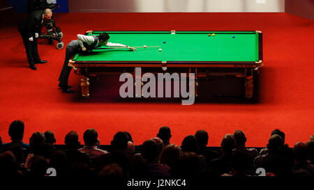 Sheffield. Apr 29, 2017. Ding Junhui de la concurrence de la Chine au cours de la quatrième session de la demi-finale contre Mark Selby, d'Angleterre, à la World Snooker Championship 2017 au théâtre Crucible à Sheffield, en Grande-Bretagne le 29 avril 2017. Mark Selby a remporté 17-15 et sera avancé à la finale. Credit : Han Yan/Xinhua/Alamy Live News Banque D'Images