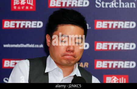 Sheffield. Apr 29, 2017. Ding Junhui de Chine réagit au cours de la conférence de presse après la demi-finale contre Mark Selby, d'Angleterre, à la World Snooker Championship 2017 au théâtre Crucible à Sheffield, en Grande-Bretagne le 29 avril 2017. Mark Selby a remporté 17-15 et sera avancé à la finale. Credit : Han Yan/Xinhua/Alamy Live News Banque D'Images