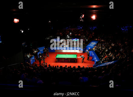 Sheffield. Apr 29, 2017. Ding Junhui de la concurrence de la Chine au cours de la quatrième session de la demi-finale contre Mark Selby, d'Angleterre, à la World Snooker Championship 2017 au théâtre Crucible à Sheffield, en Grande-Bretagne le 29 avril 2017. Mark Selby a remporté 17-15 et sera avancé à la finale. Credit : Han Yan/Xinhua/Alamy Live News Banque D'Images