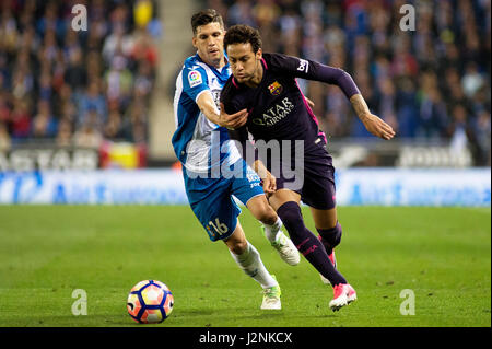 Barcelone, Espagne. Apr 29, 2017. Neymar de Barcelone (R) le dispute à l'Espanyol Javi Lopez durant la première division espagnole (Liga) match de football entre l'Espanyol et le FC Barcelone au stade RCDE à Barcelone, Espagne, le 29 avril 2017. Barcelone a gagné 3-0. Credit : Lino De Vallier/Xinhua/Alamy Live News Banque D'Images