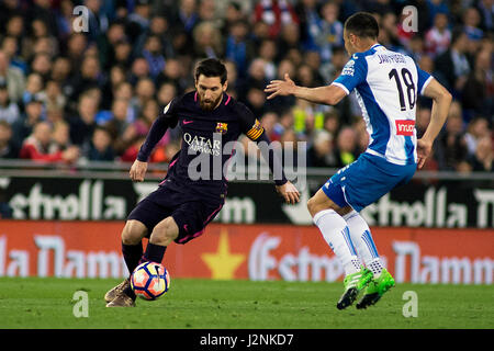 Barcelone, Espagne. Apr 29, 2017. Lionel Messi de Barcelone(L) le dispute à l'Espanyol Javi Fuego au cours de la première division espagnole (Liga) match de football entre l'Espanyol et le FC Barcelone au stade RCDE à Barcelone, Espagne, le 29 avril 2017. Barcelone a gagné 3-0. Credit : Lino De Vallier/Xinhua/Alamy Live News Banque D'Images