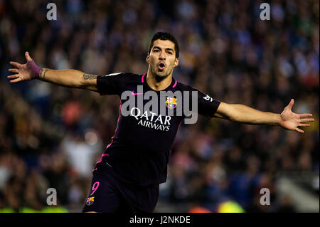 Barcelone, Espagne. Apr 29, 2017. Barcelone, Luis Suarez célèbre marquant au cours de la première division espagnole (Liga) match de football entre l'Espanyol et le FC Barcelone au stade RCDE à Barcelone, Espagne, le 29 avril 2017. Barcelone a gagné 3-0. Credit : Lino De Vallier/Xinhua/Alamy Live News Banque D'Images