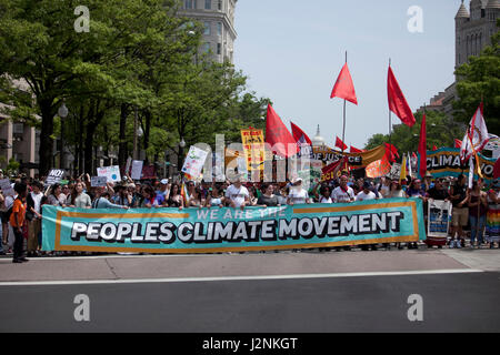Washington, DC, États-Unis, le 29 avril 2017 : Des milliers d'Américains indigènes, écologistes, les scientifiques, les immigrants, religieux, éducateurs, et bien d'autres se réunissent à Washington pour résister contre l'administration d'Atout "attaque" sur le climat, l'air et l'eau au cours de la Les Mars. Credit : B Christopher/Alamy Live News Banque D'Images
