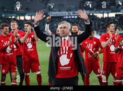 Wolfsburg, Allemagne. Apr 29, 2017. Bayern entraîneur en chef Carlo Ancelotti(avant) et les joueurs salue les spectateurs après la Bundesliga match entre VfL Wolfsburg et le Bayern de Munich à Wolfsburg, Allemagne, le 29 avril 2017. Le Bayern Munich a gagné 6-0 pour décrocher son cinquième titre Bundeslisga d'avance à la 31e tour le samedi. Credit : Shan Yuqi/Xinhua/Alamy Live News Banque D'Images