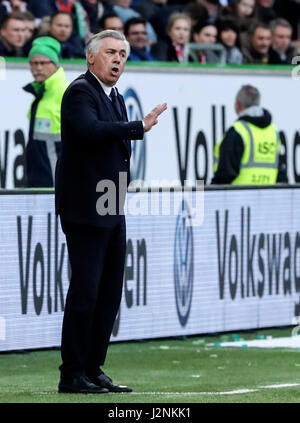 Wolfsburg, Allemagne. Apr 29, 2017. Bayern Munich's head coach Carlo Ancelotti donne des instructions au cours de la Bundesliga match entre VfL Wolfsburg et le Bayern de Munich à Wolfsburg, Allemagne, le 29 avril 2017. Le Bayern Munich a gagné 6-0 pour décrocher son cinquième titre Bundeslisga d'avance à la 31e tour le samedi. Credit : Shan Yuqi/Xinhua/Alamy Live News Banque D'Images