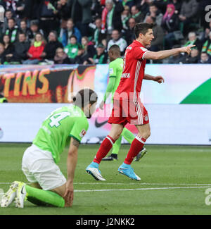 Wolfsburg, Allemagne. Apr 29, 2017. Le Bayern de Munich, Robert Lewandowski(R) célèbre la notation au cours de la Bundesliga match entre VfL Wolfsburg et le Bayern de Munich à Wolfsburg, Allemagne, le 29 avril 2017. Le Bayern Munich a gagné 6-0 pour décrocher son cinquième titre Bundeslisga d'avance à la 31e tour le samedi. Credit : Shan Yuqi/Xinhua/Alamy Live News Banque D'Images