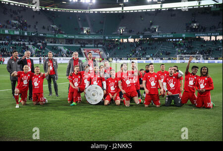 Wolfsburg, Allemagne. Apr 29, 2017. Bayern entraîneur en chef Carlo Ancelotti(2L) et les joueurs célébrer remportant le titre après la Bundesliga match entre VfL Wolfsburg et le Bayern de Munich à Wolfsburg, Allemagne, le 29 avril 2017. Le Bayern Munich a gagné 6-0 pour décrocher son cinquième titre Bundeslisga d'avance à la 31e tour le samedi. Credit : Shan Yuqi/Xinhua/Alamy Live News Banque D'Images