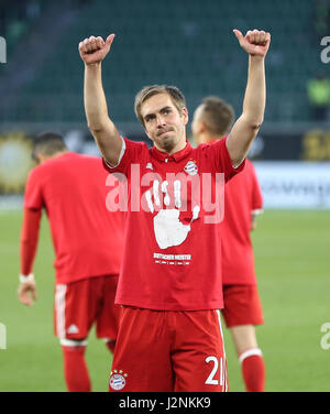 Wolfsburg, Allemagne. Apr 29, 2017. Le Bayern de Munich, Philipp Lahm accueille les spectateurs après la Bundesliga match entre VfL Wolfsburg et le Bayern de Munich à Wolfsburg, Allemagne, le 29 avril 2017. Le Bayern Munich a gagné 6-0 pour décrocher son cinquième titre Bundeslisga d'avance à la 31e tour le samedi. Credit : Shan Yuqi/Xinhua/Alamy Live News Banque D'Images