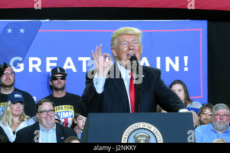 Harrisburg, États-Unis. Apr 29, 2017. Le Président américain Donald Trump (avant) prononce une allocution lors d'un rassemblement marquant ses 100 premiers jours de son mandat à Harrisburg, en Pennsylvanie, aux États-Unis, le 29 avril 2017. Credit : Yan Liang/Xinhua/Alamy Live News Banque D'Images